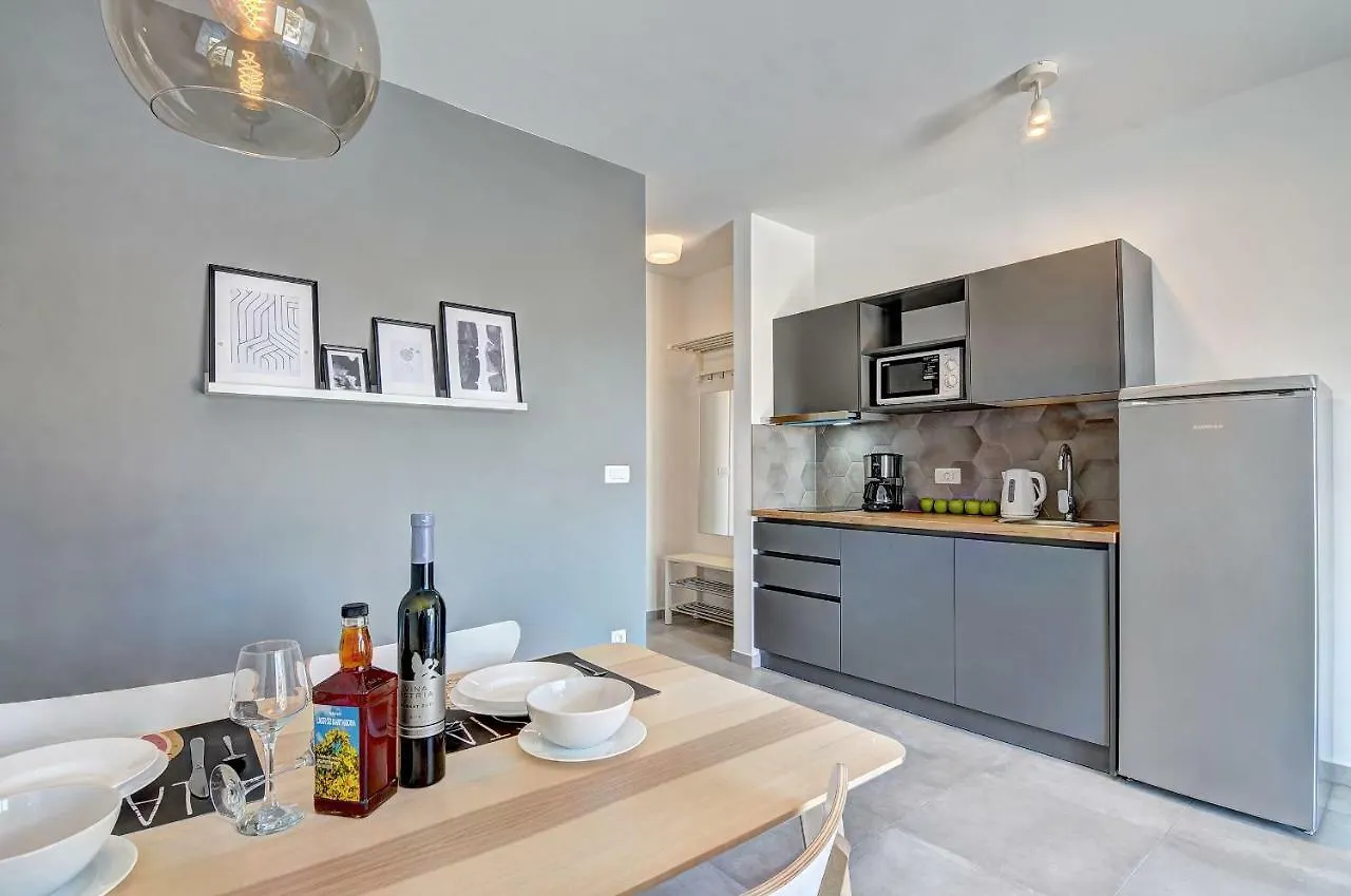 Apartman D Pola 0*,